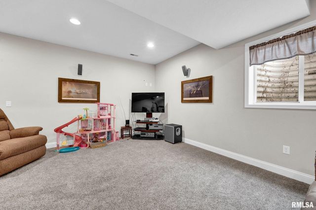 1020 GREENBRIER Lane, Washington, IL 61571