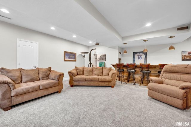 1020 GREENBRIER Lane, Washington, IL 61571