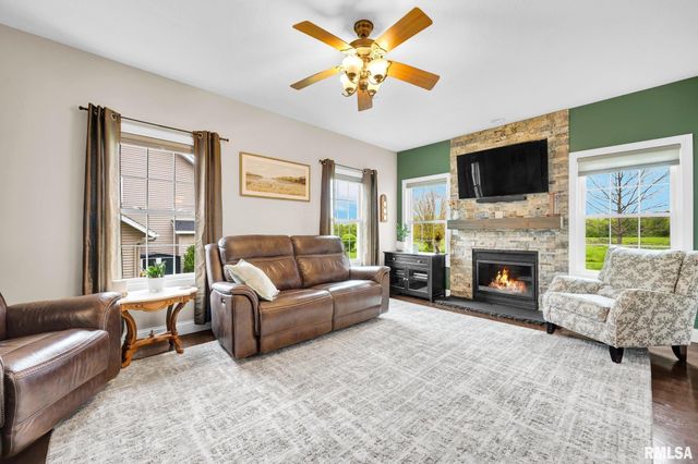 1020 GREENBRIER Lane, Washington, IL 61571