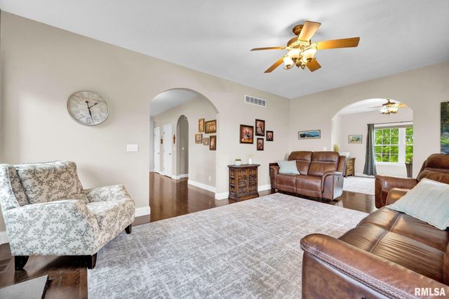 1020 GREENBRIER Lane, Washington, IL 61571