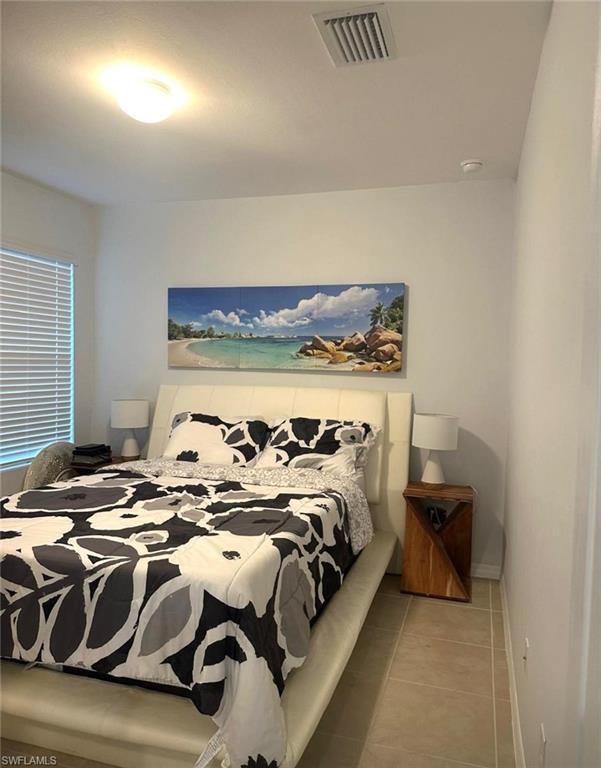 Image 10 of property listing at 932 SW 7th AVE, Cape Coral, FL 33991