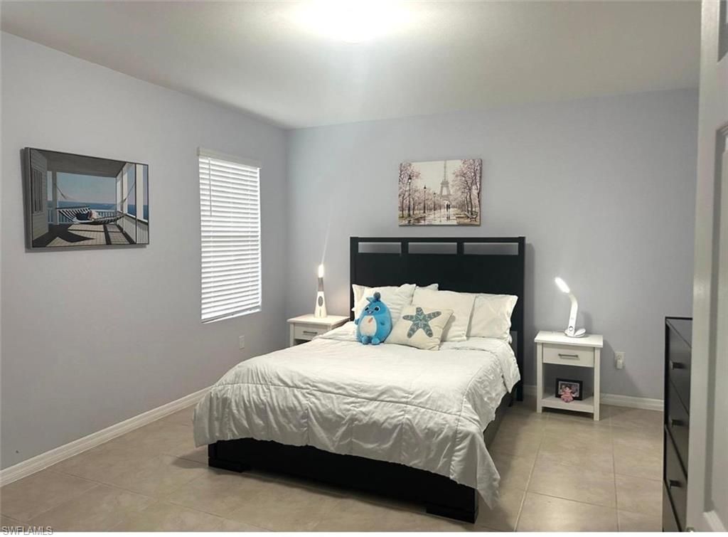 Image 12 of property listing at 932 SW 7th AVE, Cape Coral, FL 33991