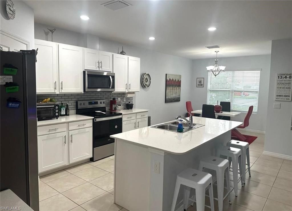 Image 4 of property listing at 932 SW 7th AVE, Cape Coral, FL 33991