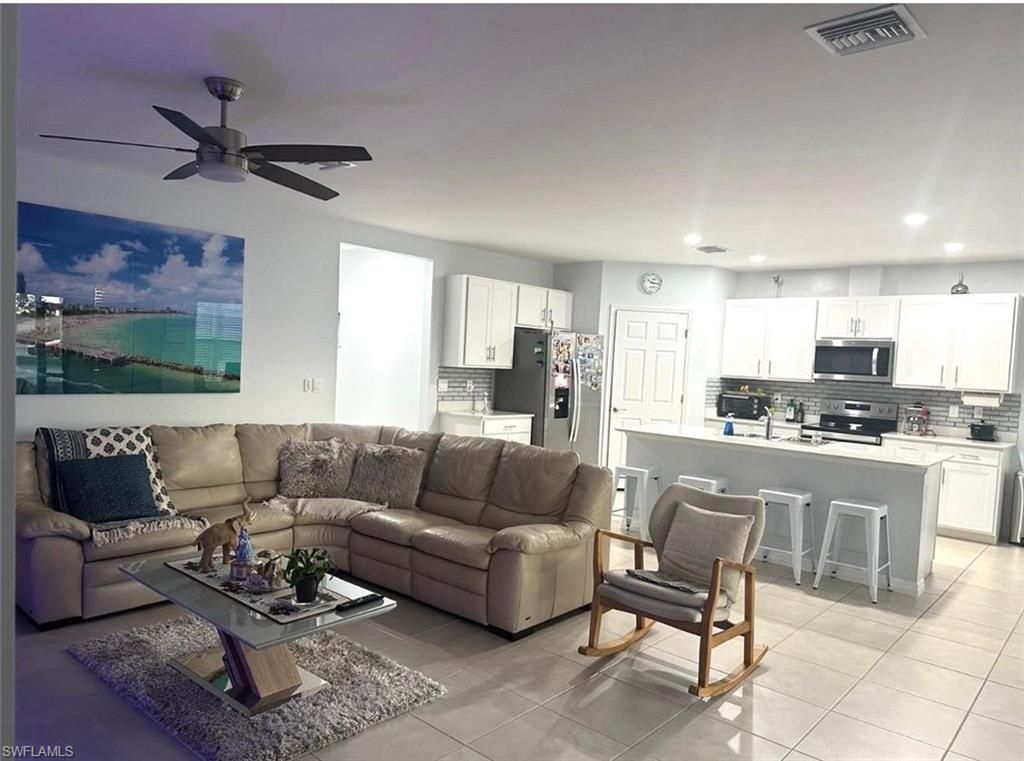 Image 7 of property listing at 932 SW 7th AVE, Cape Coral, FL 33991