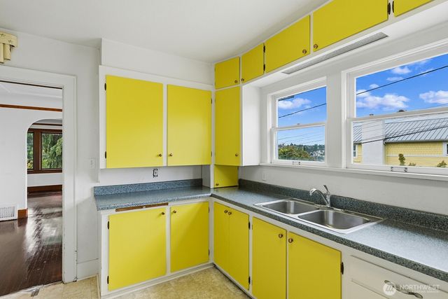 102 N 41st Street, Seattle, WA 98103