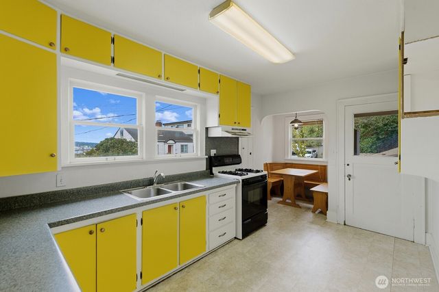 102 N 41st Street, Seattle, WA 98103