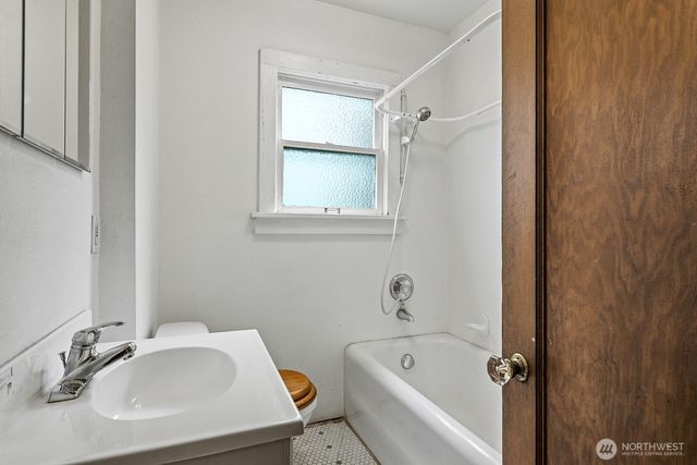 102 N 41st Street, Seattle, WA 98103