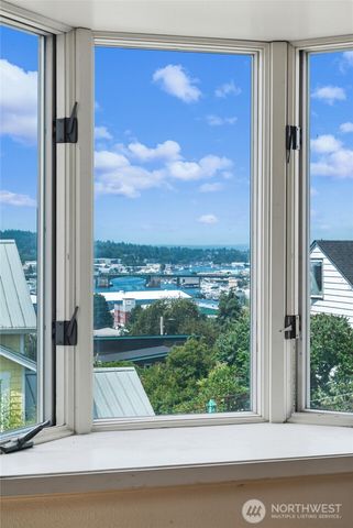 102 N 41st Street, Seattle, WA 98103