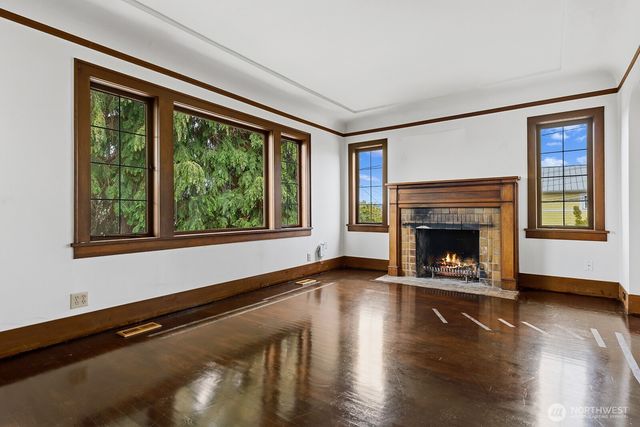 102 N 41st Street, Seattle, WA 98103