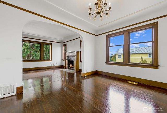 102 N 41st Street, Seattle, WA 98103
