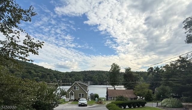 19 Lakeside Dr, Vernon Twp., NJ 07461