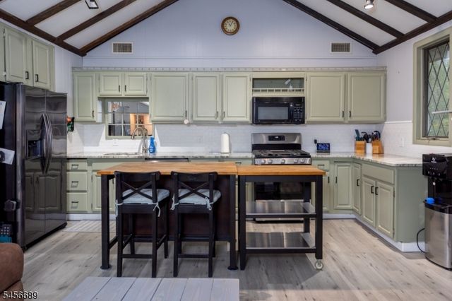 19 Lakeside Dr, Vernon Twp., NJ 07461