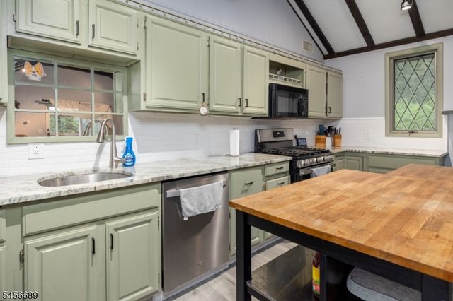 19 Lakeside Dr, Vernon Twp., NJ 07461