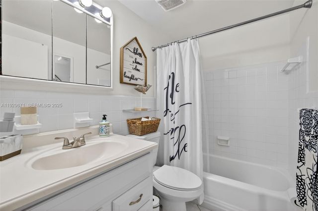 800 SW 10th Ter 4T, Hallandale Beach, FL 33009