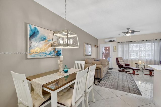 800 SW 10th Ter 4T, Hallandale Beach, FL 33009