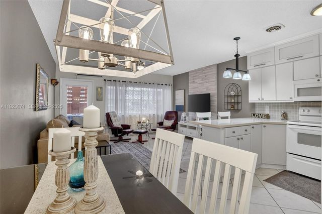 800 SW 10th Ter 4T, Hallandale Beach, FL 33009