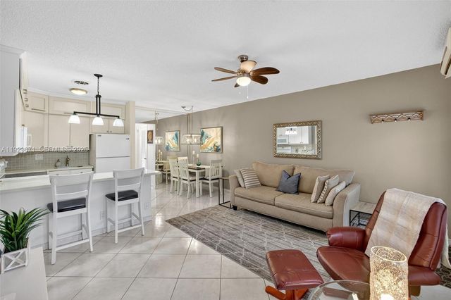 800 SW 10th Ter 4T, Hallandale Beach, FL 33009