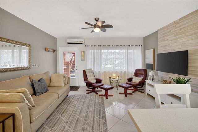 800 SW 10th Ter 4T, Hallandale Beach, FL 33009