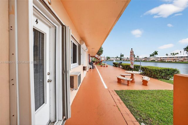 800 SW 10th Ter 4T, Hallandale Beach, FL 33009