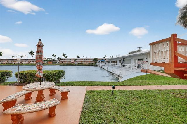 800 SW 10th Ter 4T, Hallandale Beach, FL 33009