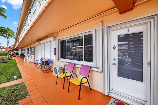 800 SW 10th Ter 4T, Hallandale Beach, FL 33009