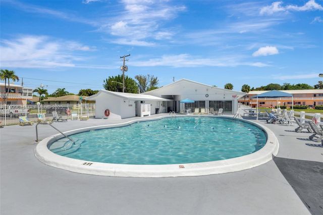 800 SW 10th Ter 4T, Hallandale Beach, FL 33009