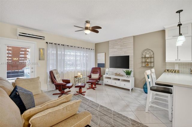 800 SW 10th Ter 4T, Hallandale Beach, FL 33009
