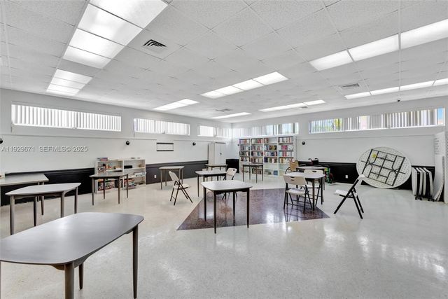 800 SW 10th Ter 4T, Hallandale Beach, FL 33009