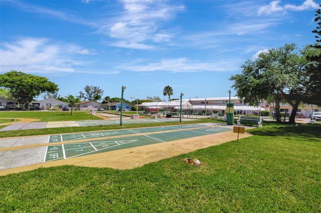 800 SW 10th Ter 4T, Hallandale Beach, FL 33009