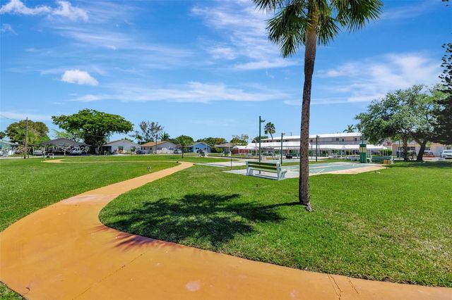 800 SW 10th Ter 4T, Hallandale Beach, FL 33009