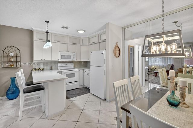 800 SW 10th Ter 4T, Hallandale Beach, FL 33009