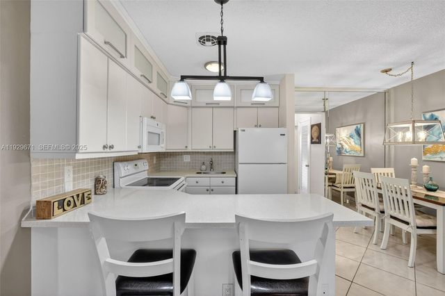 800 SW 10th Ter 4T, Hallandale Beach, FL 33009