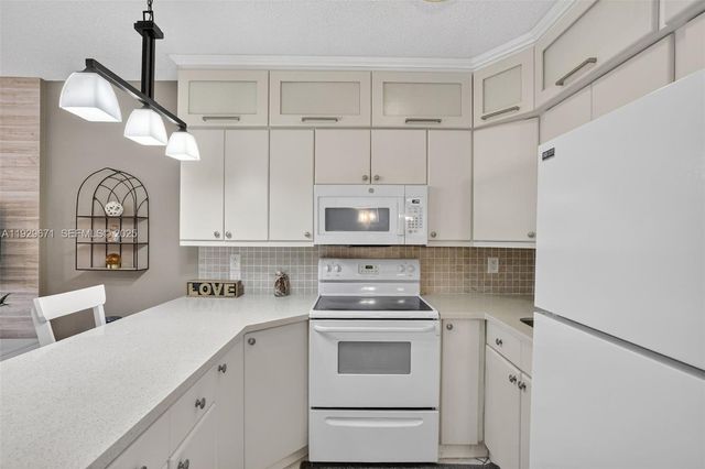 800 SW 10th Ter 4T, Hallandale Beach, FL 33009