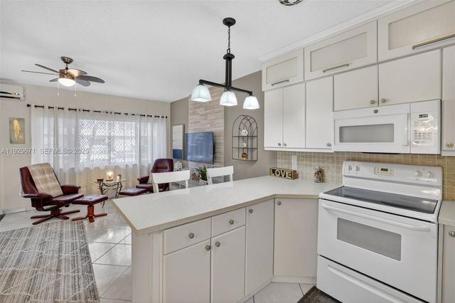 800 SW 10th Ter 4T, Hallandale Beach, FL 33009