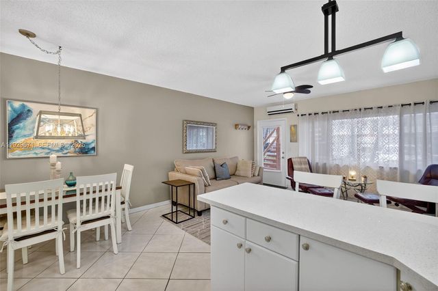 800 SW 10th Ter 4T, Hallandale Beach, FL 33009