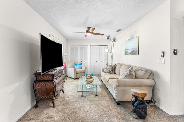 852 Salem Lane, Lake Worth, FL 33467