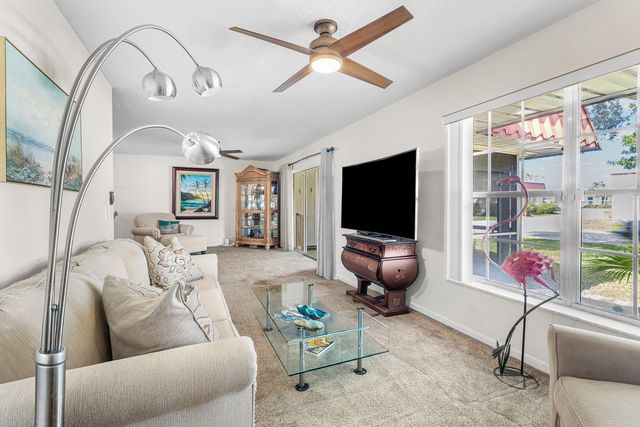 852 Salem Lane, Lake Worth, FL 33467