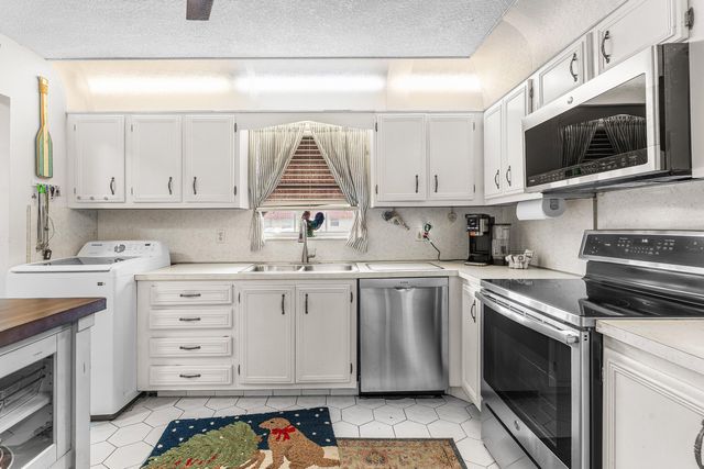 852 Salem Lane, Lake Worth, FL 33467