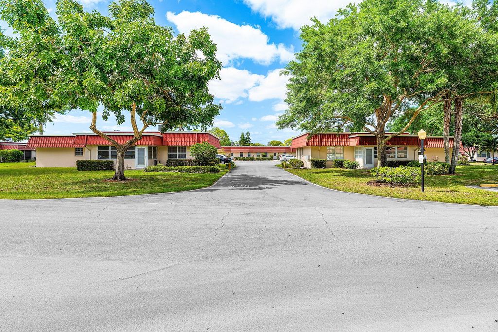 852 Salem Lane, Lake Worth, FL 33467