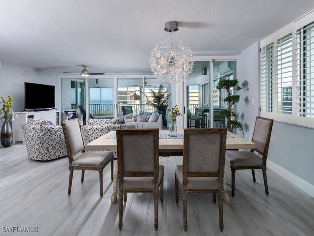 21 Bluebill AVE 1006, Naples, FL 34108