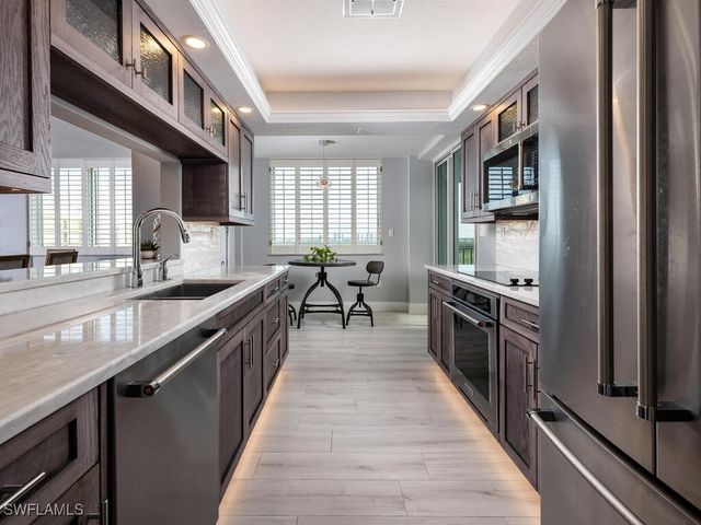 21 Bluebill AVE 1006, Naples, FL 34108