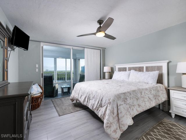 21 Bluebill AVE 1006, Naples, FL 34108