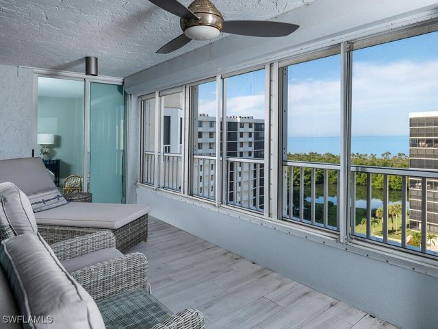 21 Bluebill AVE 1006, Naples, FL 34108