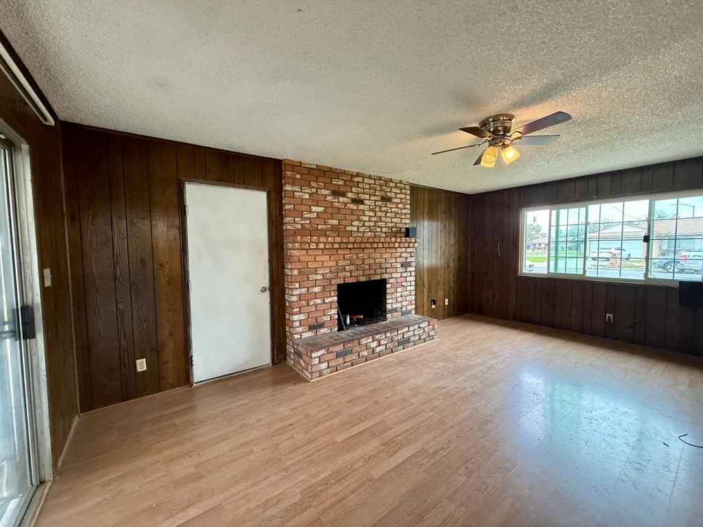 Image 10 of property listing at 4382 N Crystal Avenue, Fresno, CA 93705