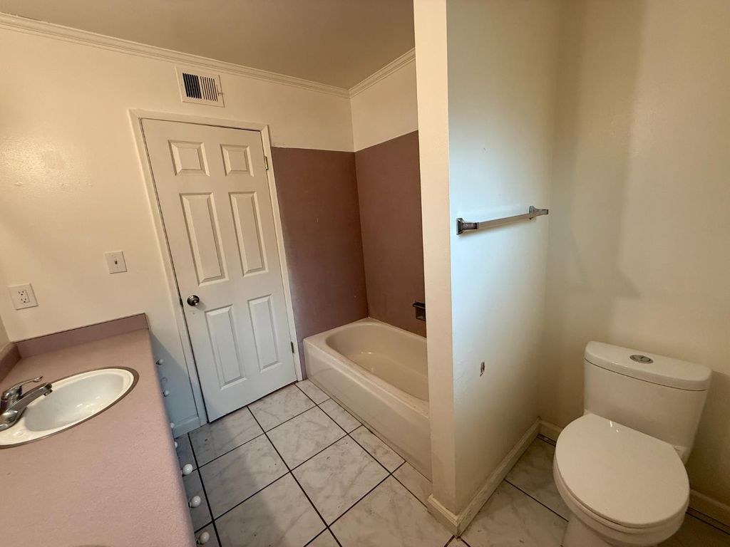 Image 15 of property listing at 4382 N Crystal Avenue, Fresno, CA 93705