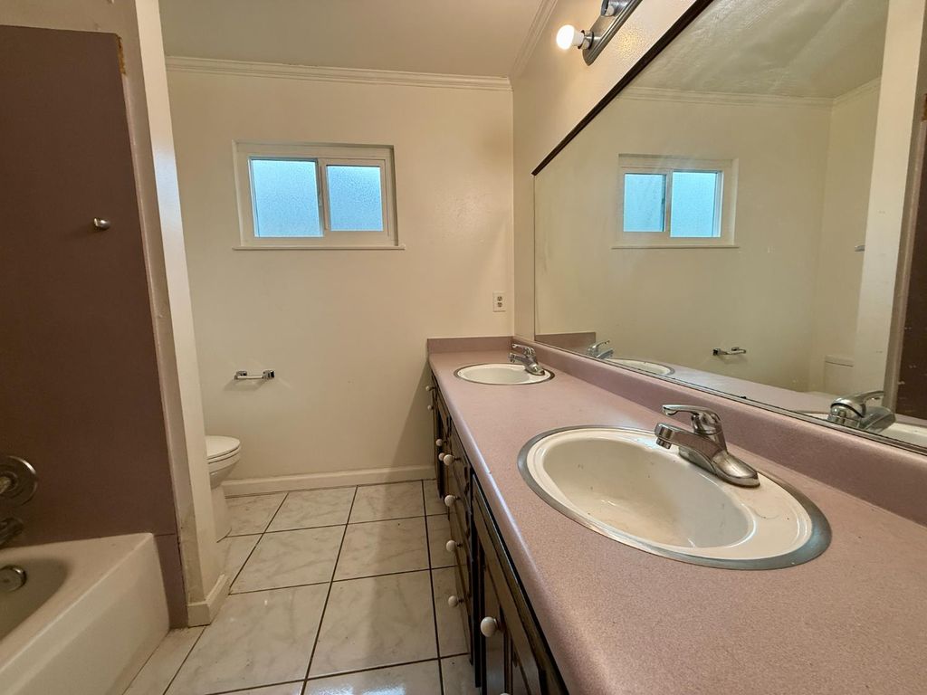 Image 16 of property listing at 4382 N Crystal Avenue, Fresno, CA 93705