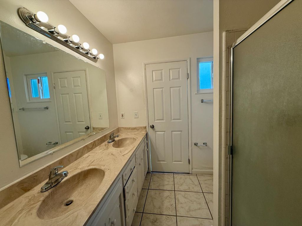 Image 19 of property listing at 4382 N Crystal Avenue, Fresno, CA 93705