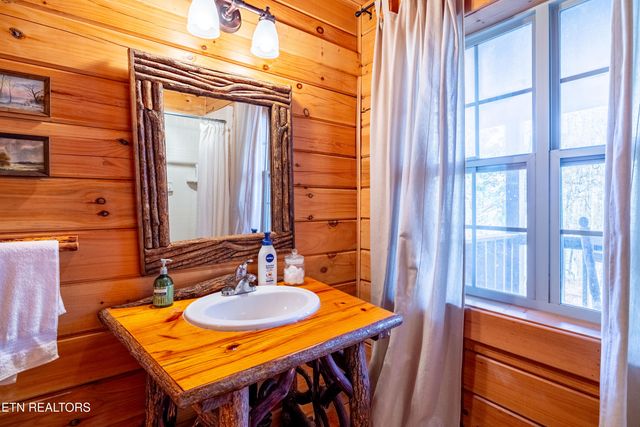 438 Starr Mountain Rd, Tellico Plains, TN 37385