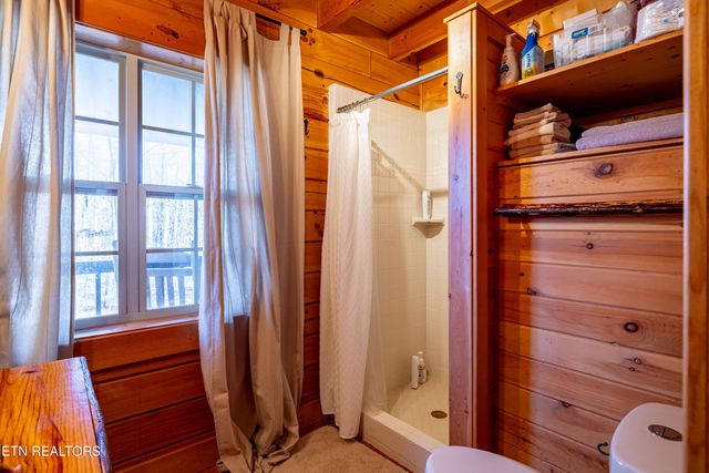 438 Starr Mountain Rd, Tellico Plains, TN 37385