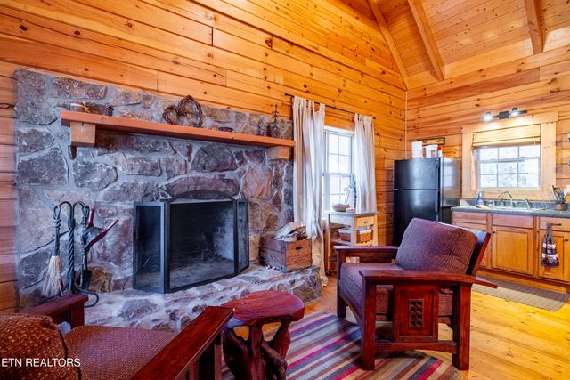 438 Starr Mountain Rd, Tellico Plains, TN 37385